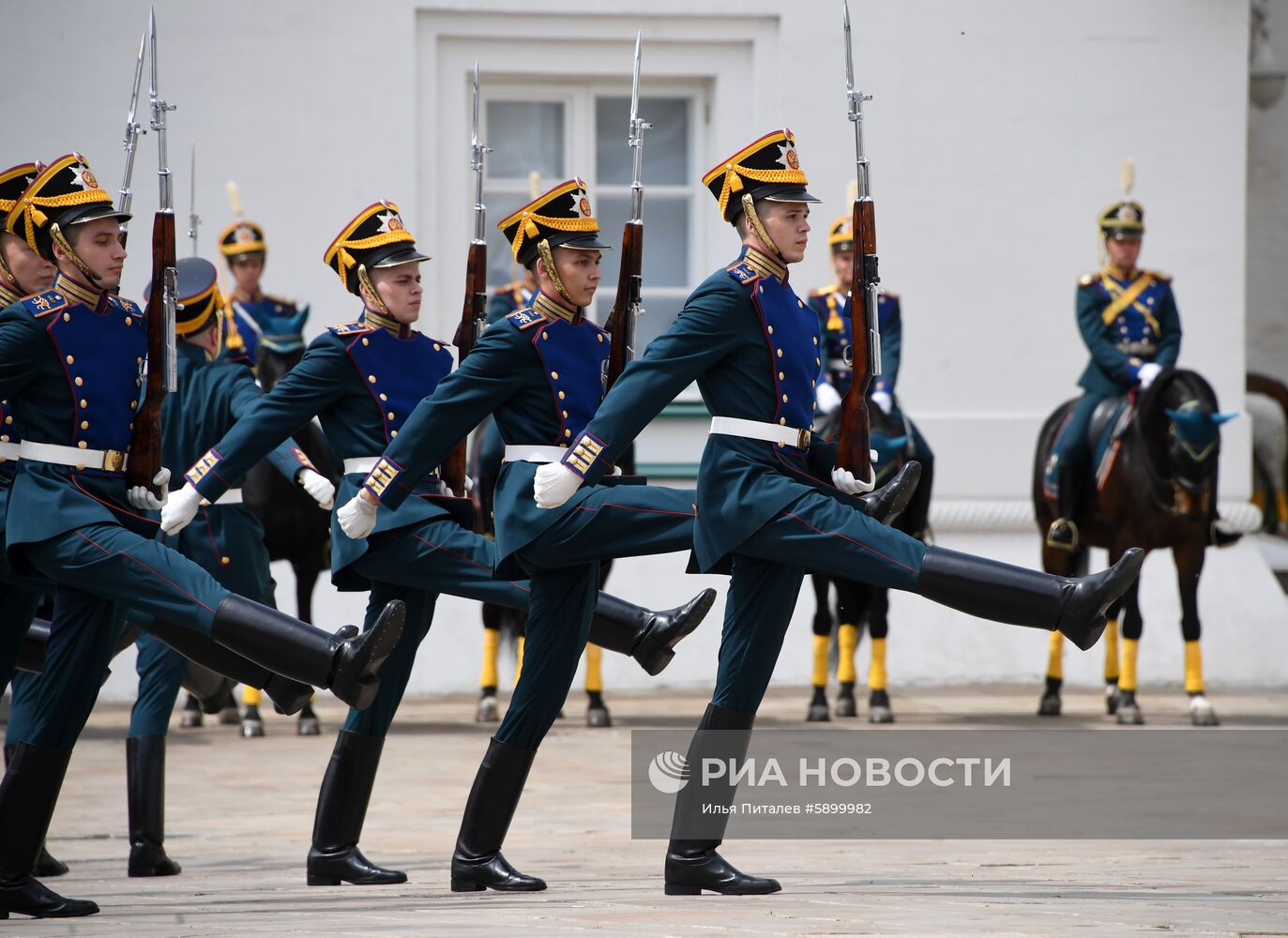 Развод караулов Президентского полка с участием юных всадников