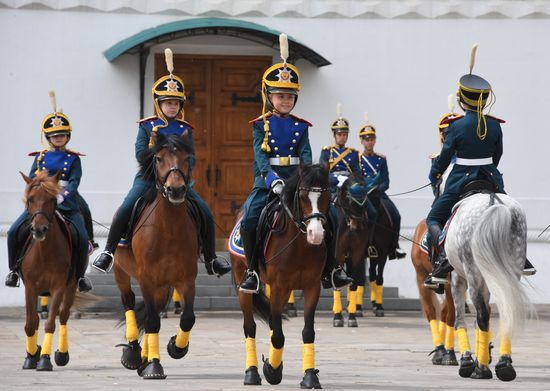 Развод караулов Президентского полка с участием юных всадников