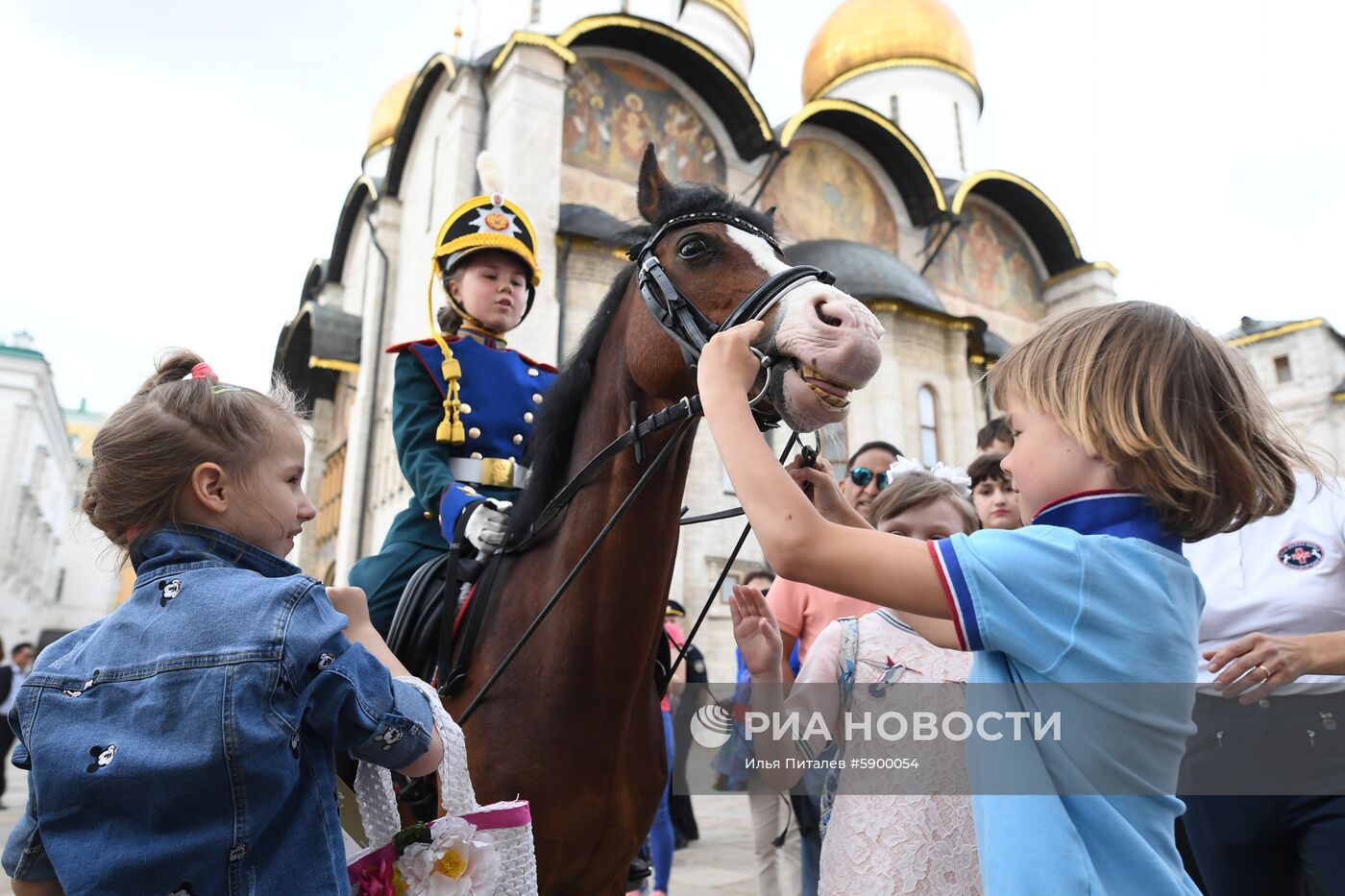 Развод караулов Президентского полка с участием юных всадников