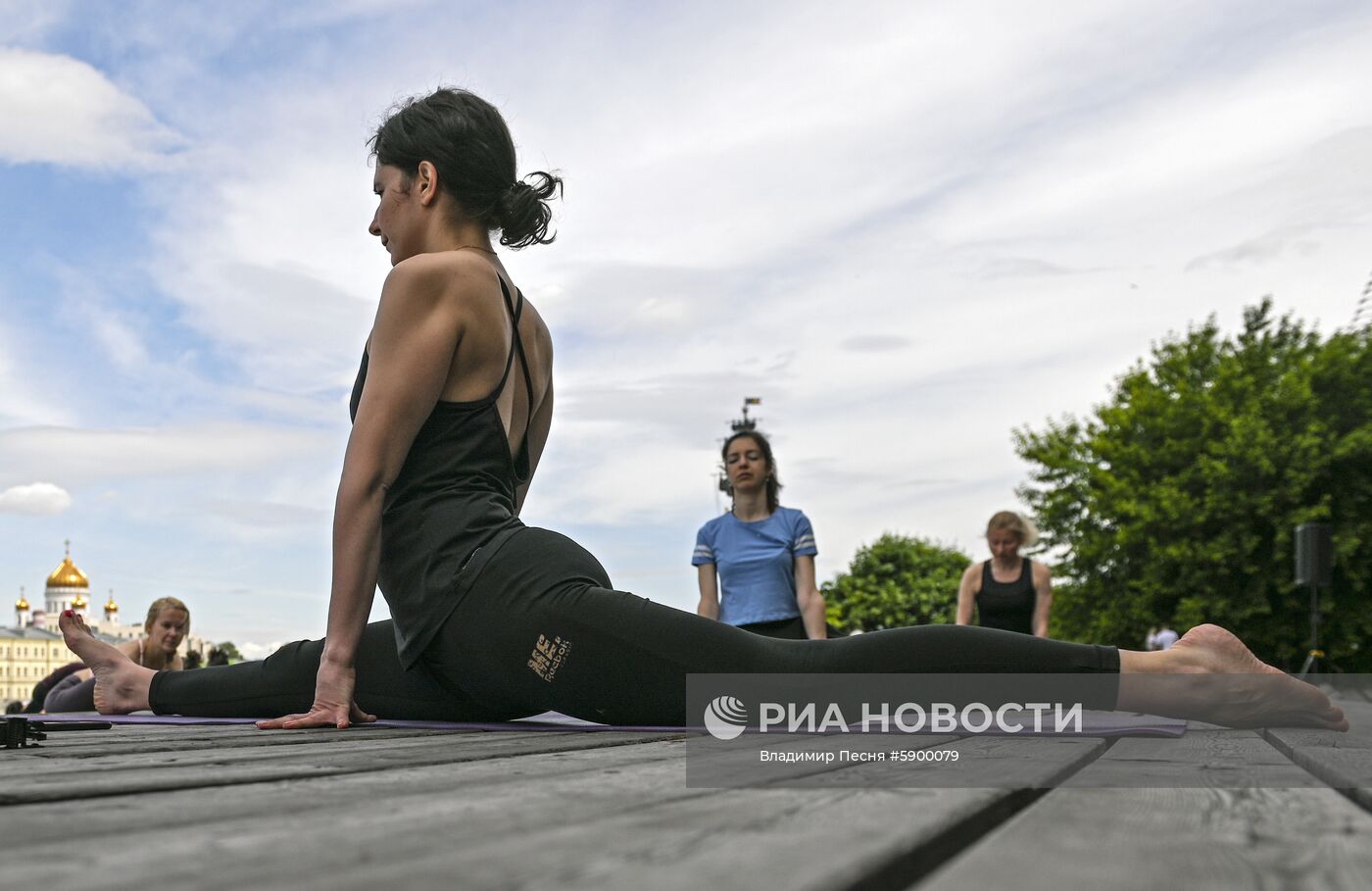 Проект "Йога в парках" стартовал в Москве