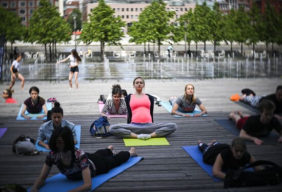 Проект "Йога в парках" стартовал в Москве