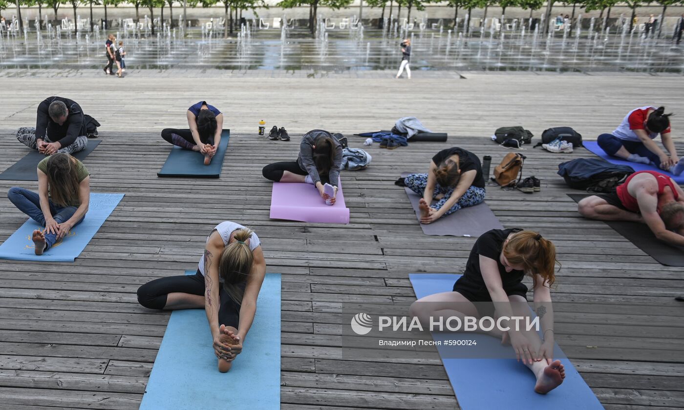 Проект "Йога в парках" стартовал в Москве