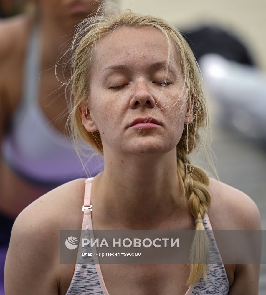 Проект "Йога в парках" стартовал в Москве