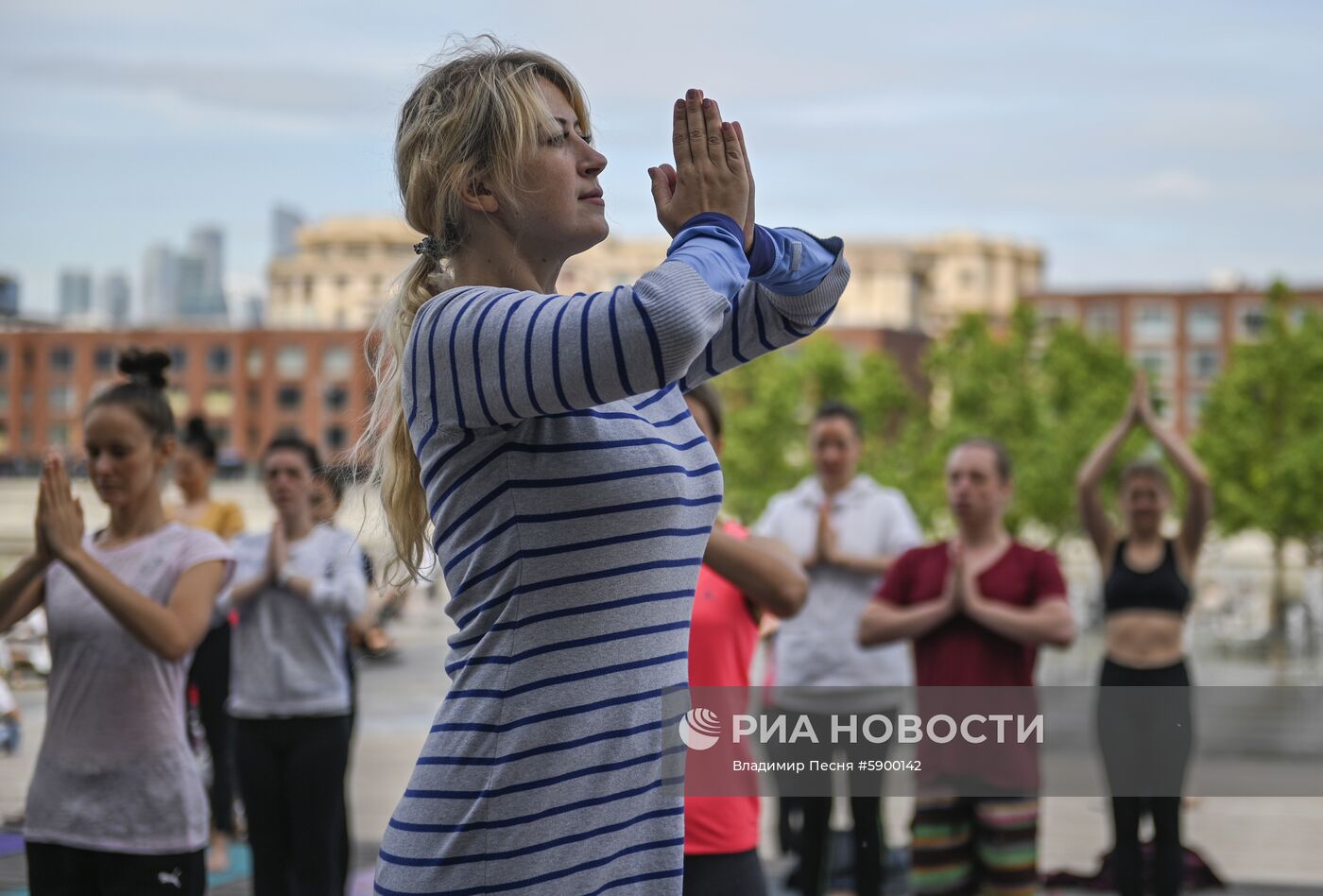 Проект "Йога в парках" стартовал в Москве