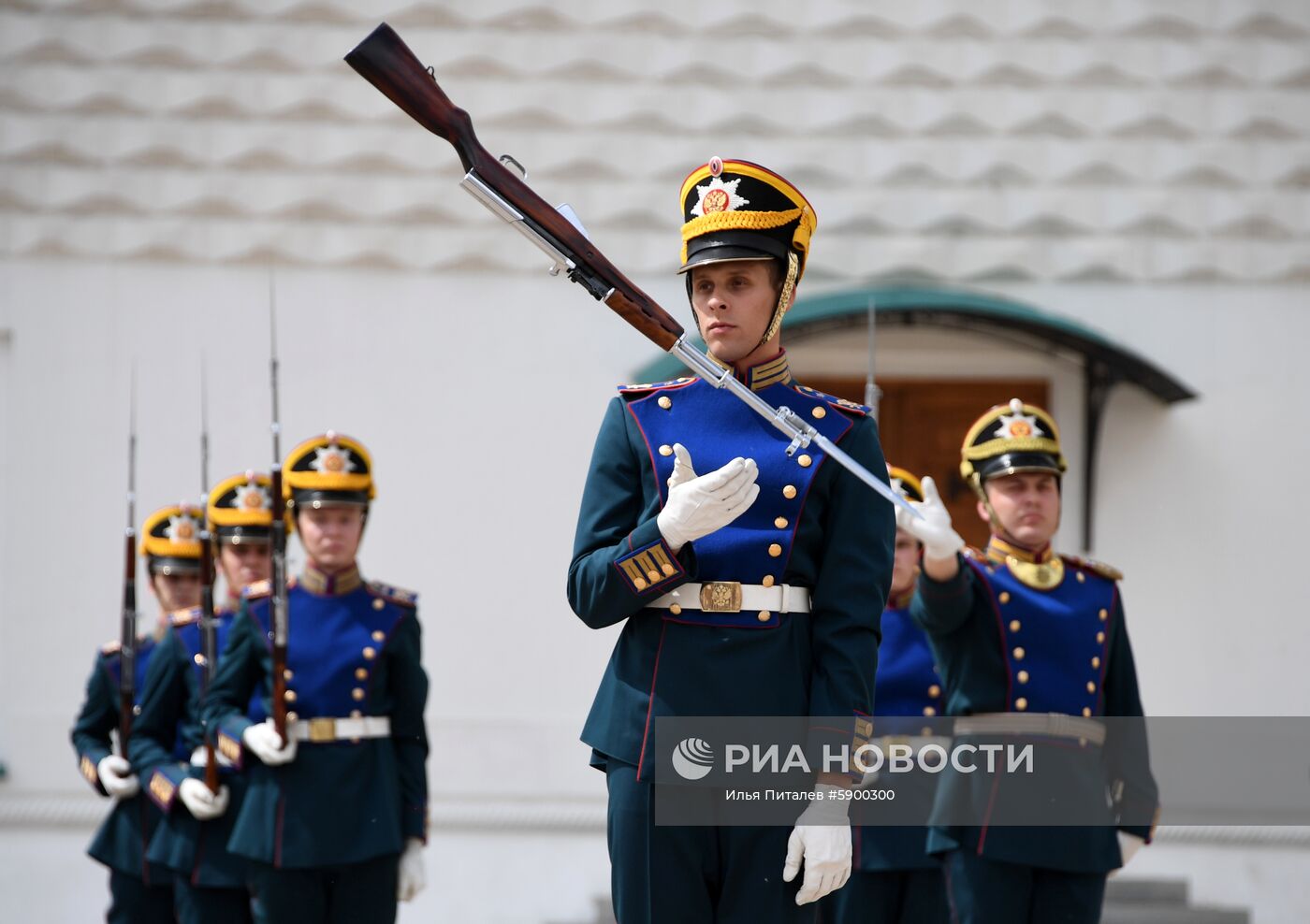 Развод караулов Президентского полка с участием юных всадников