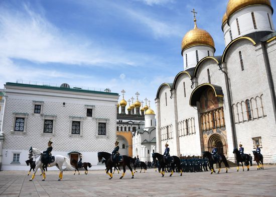 Развод караулов Президентского полка с участием юных всадников
