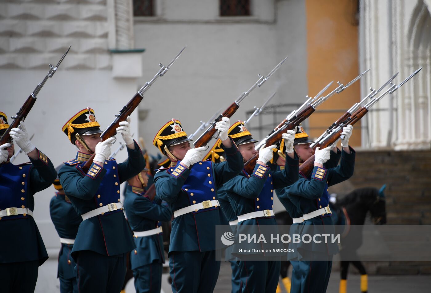 Развод караулов Президентского полка с участием юных всадников