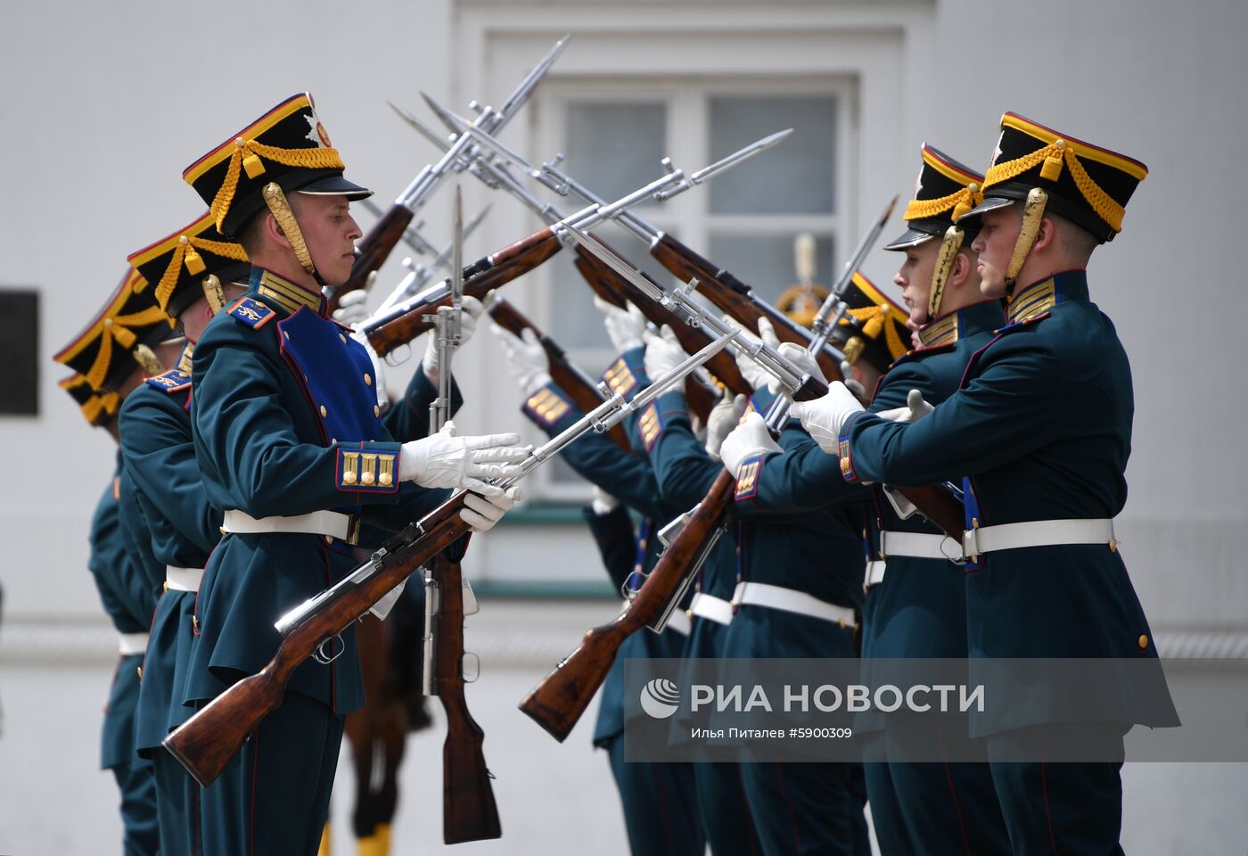 Развод караулов Президентского полка с участием юных всадников