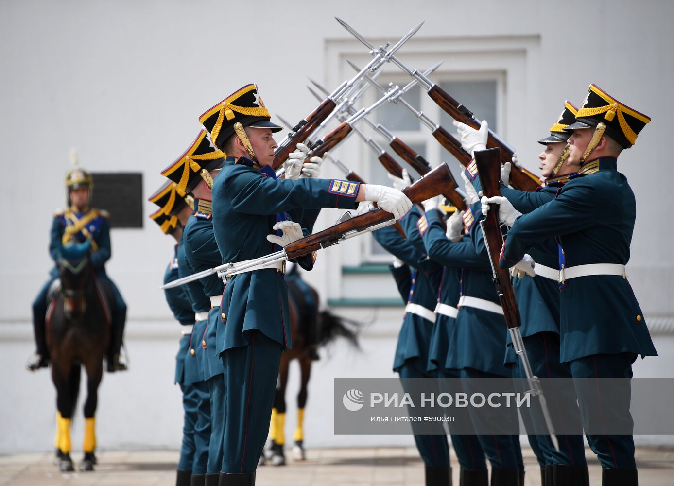 Развод караулов Президентского полка с участием юных всадников