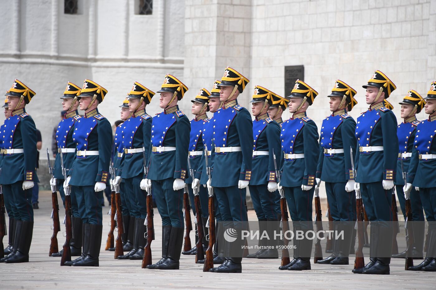Развод караулов Президентского полка с участием юных всадников