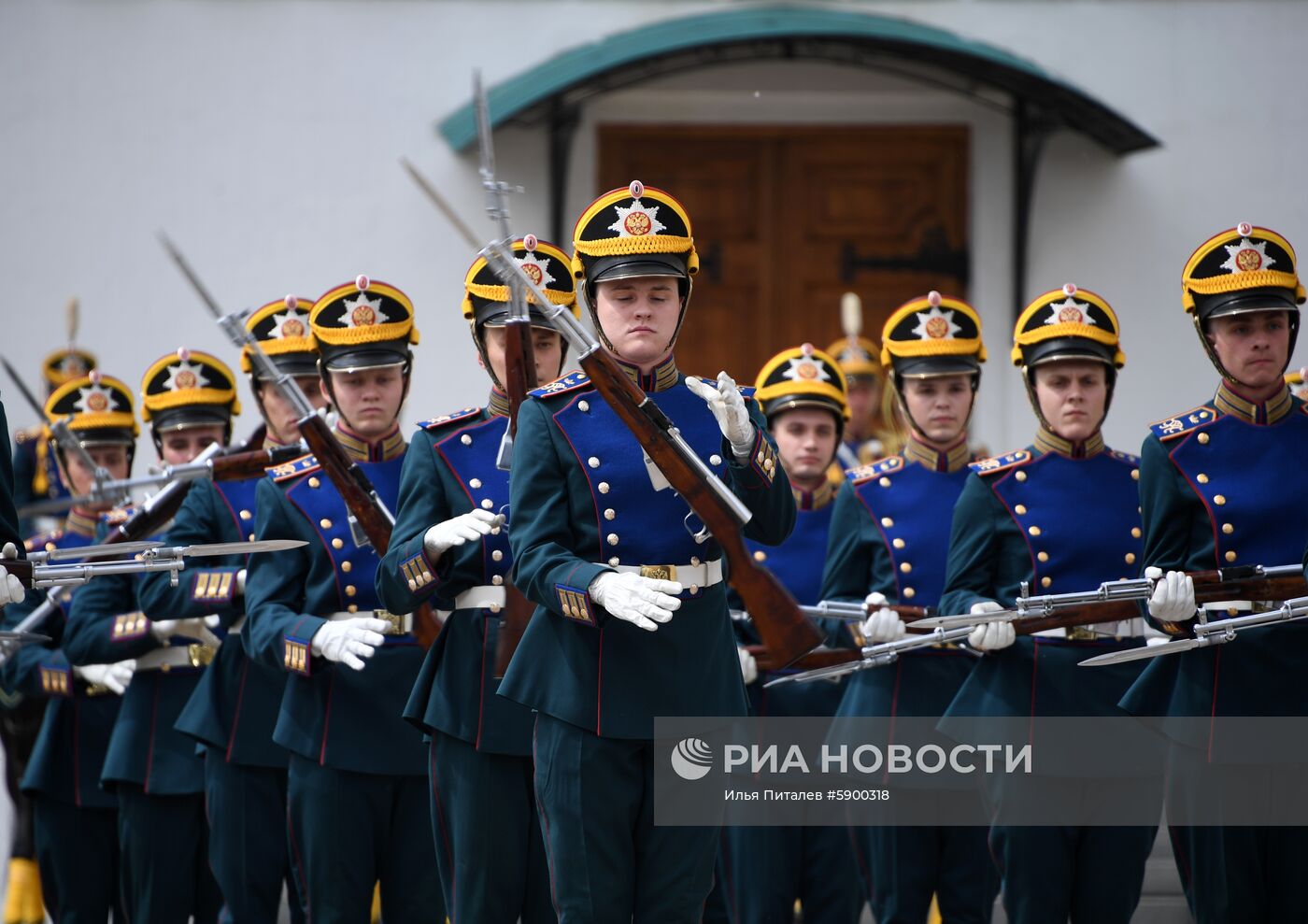 Развод караулов Президентского полка с участием юных всадников