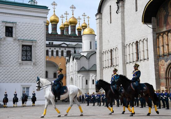 Развод караулов Президентского полка с участием юных всадников