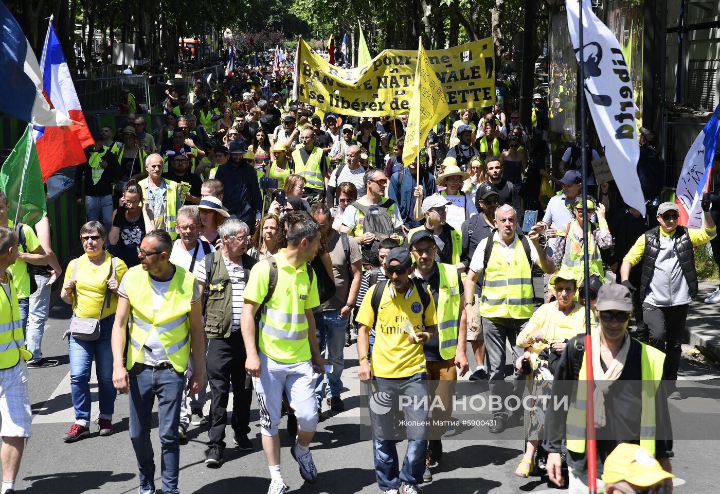 Акция протеста "жёлтых жилетов" в Париже