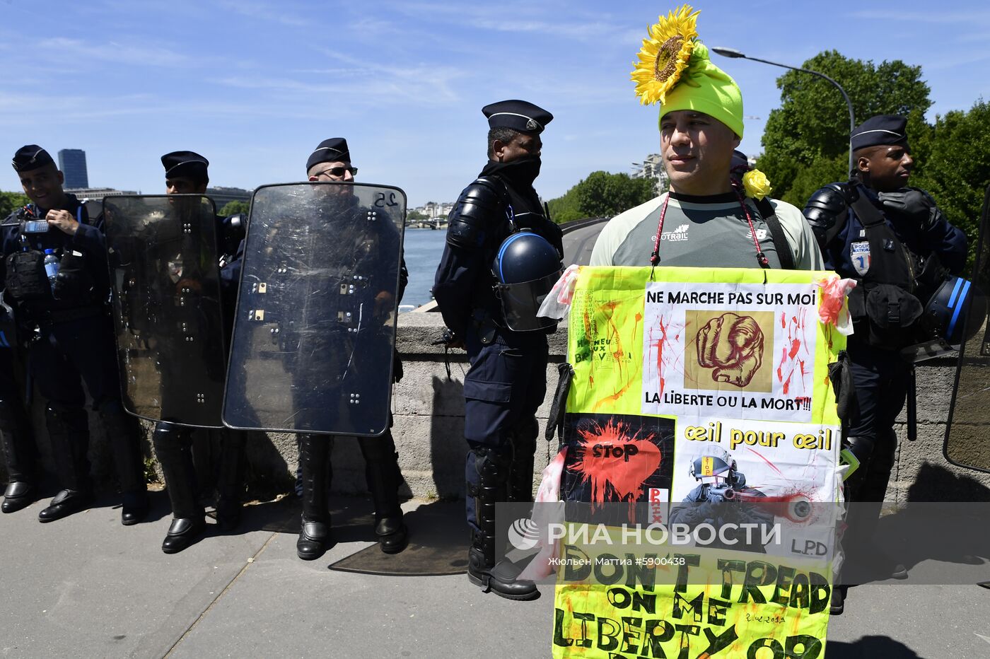 Акция протеста "жёлтых жилетов" в Париже
