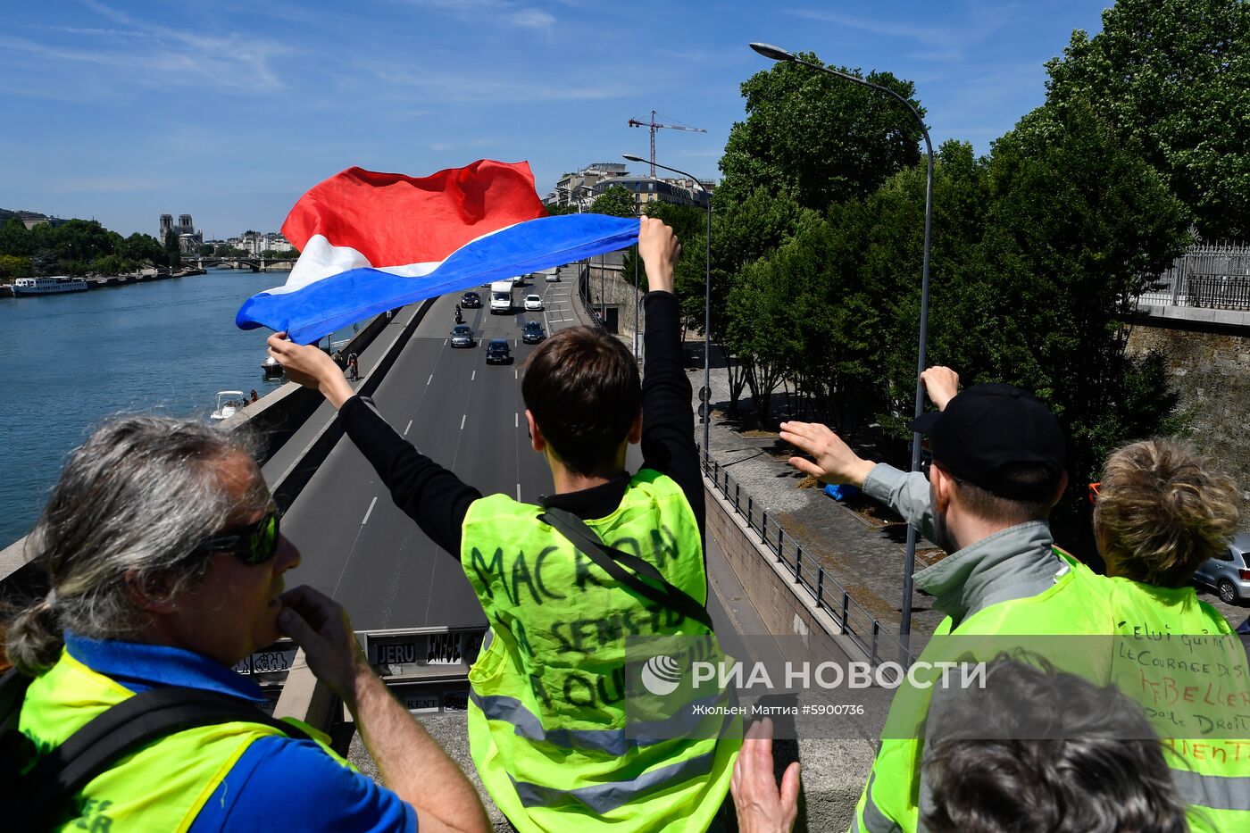 Акция протеста "жёлтых жилетов" в Париже