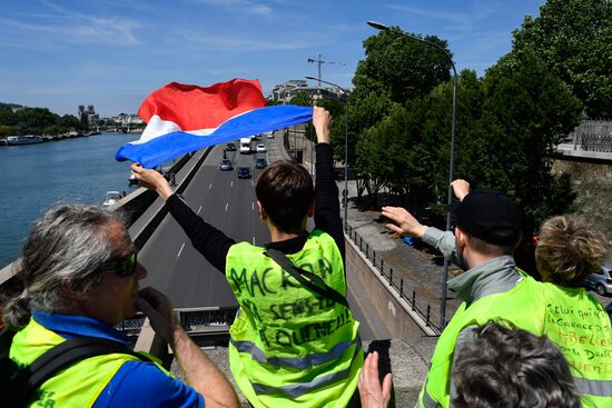 Акция протеста "жёлтых жилетов" в Париже