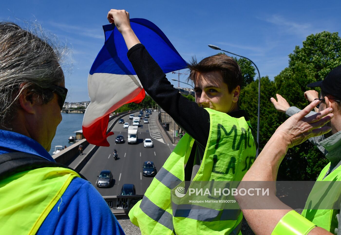 Акция протеста "жёлтых жилетов" в Париже