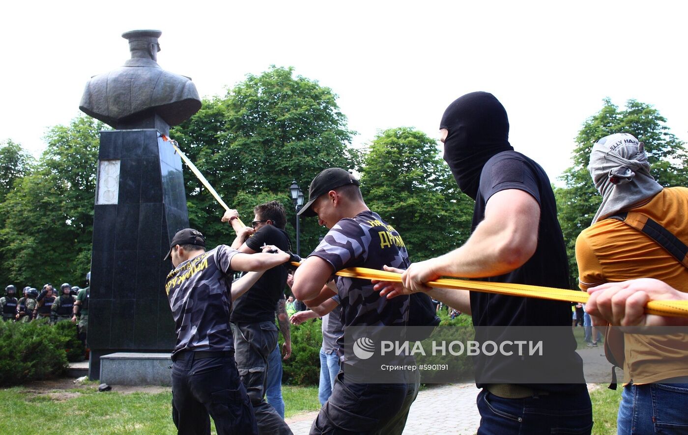 Националисты повалили бюст маршала Жукова в Харькове