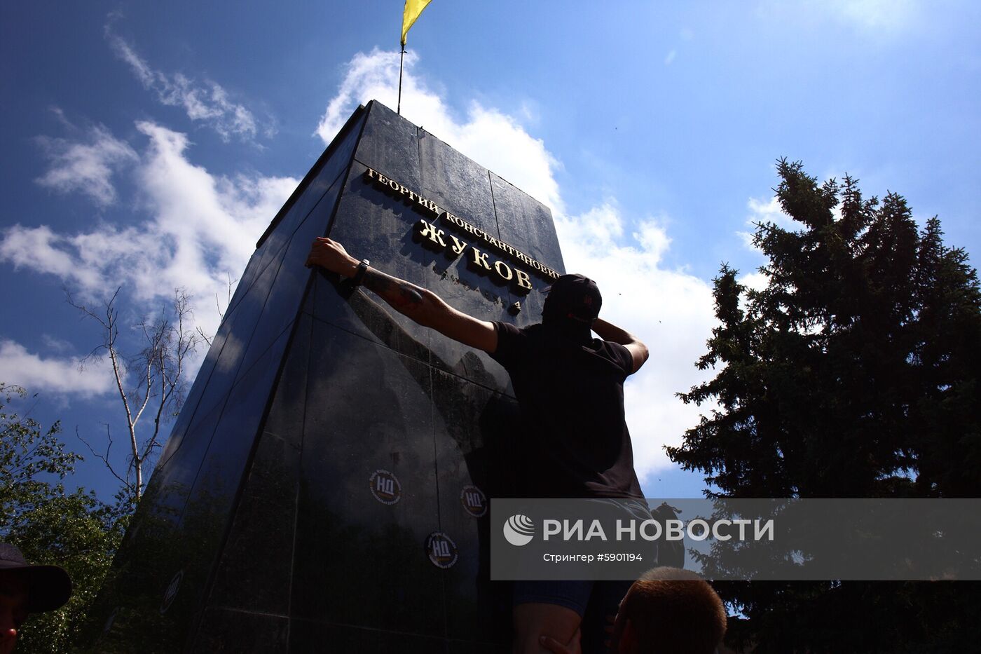 Националисты повалили бюст маршала Жукова в Харькове