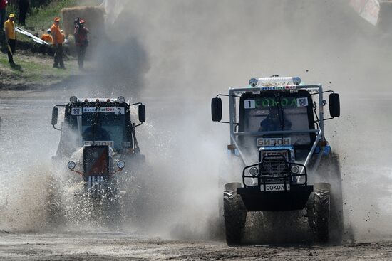 Гонки на тракторах "Бизон-Трек-Шоу" 