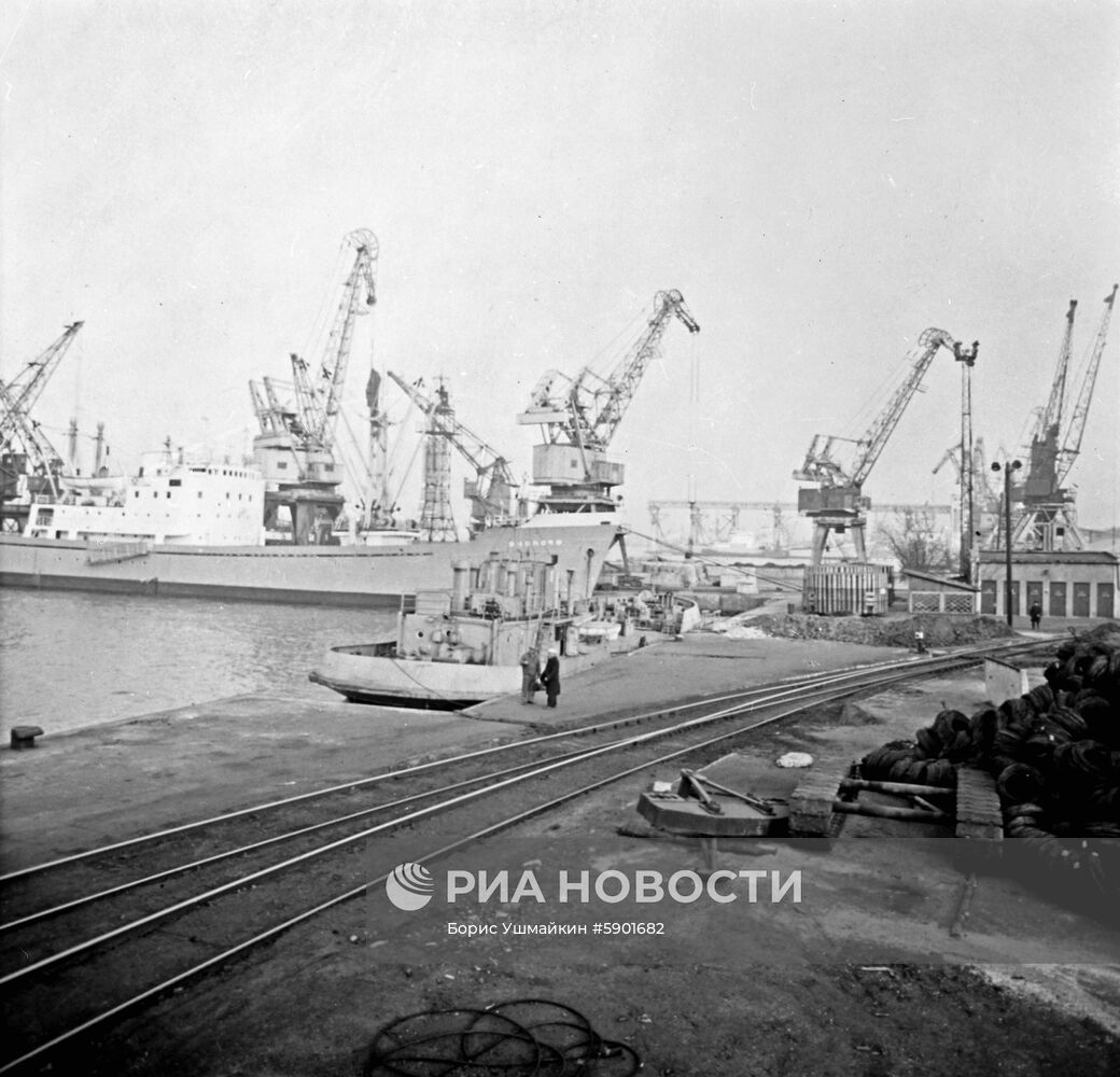 Морской торговый порт в городе Жданове