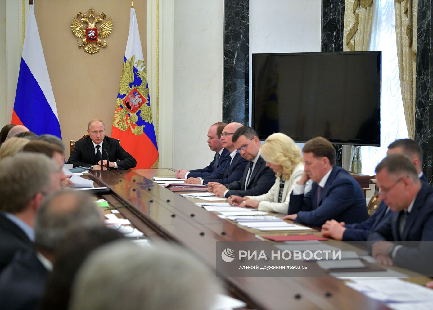 Президент РФ В. Путин провел совещание с членами правительства РФ