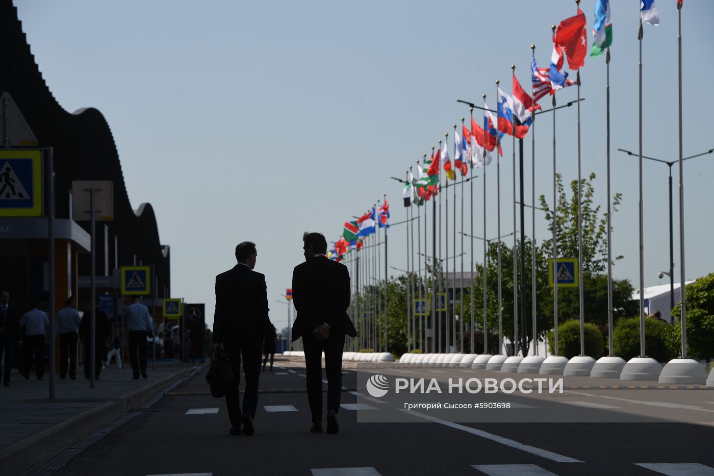 Участники у конгрессно-выставочного центра "Экспофорум" накануне открытия Петербургского международного экономического форума 2019 (ПМЭФ-2019). Место: Россия, Санкт-Петербург. Автор: Григорий Сысоев. Подготовка к ПМЭФ-2019