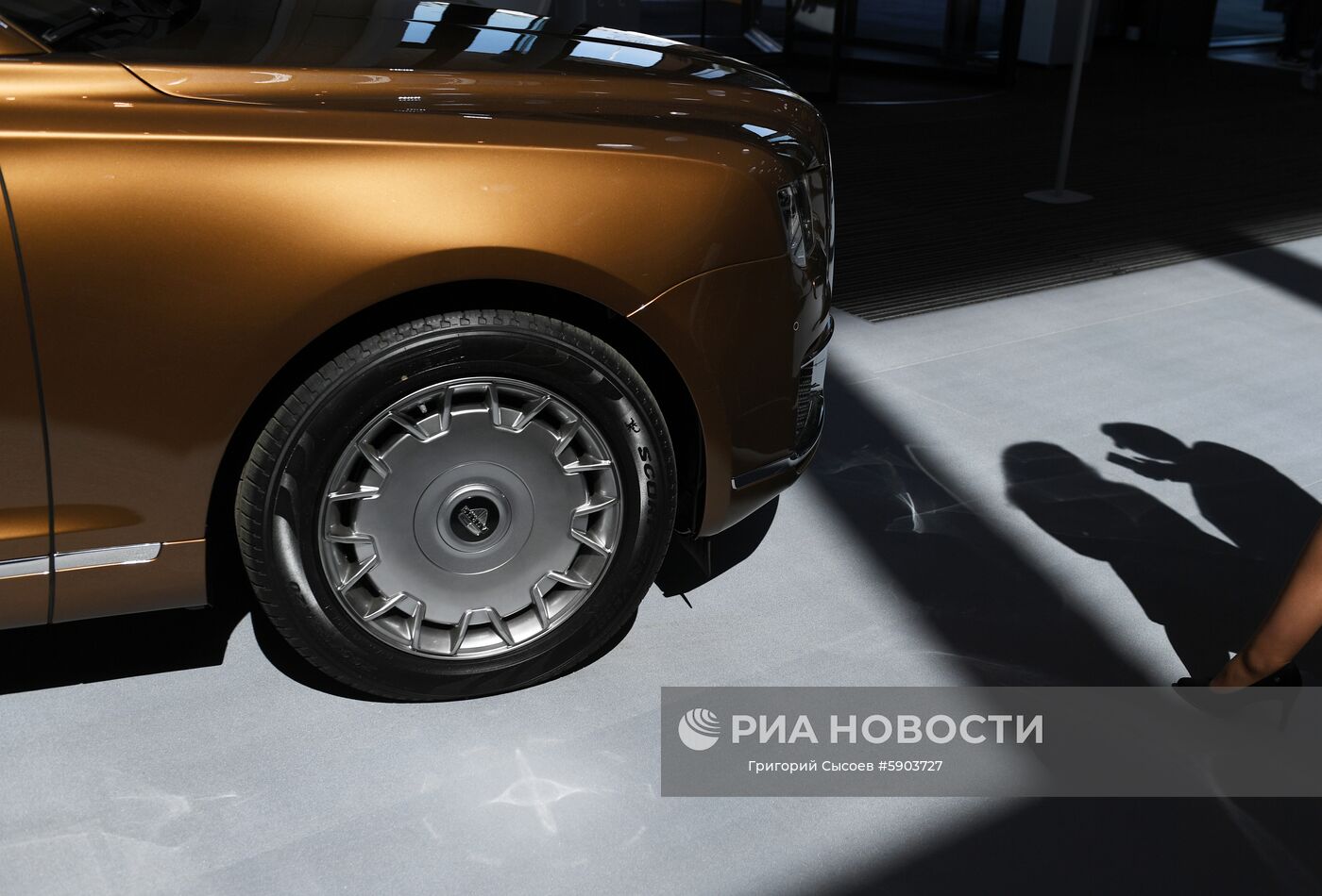 Автомобиль Aurus Senat производства ФГУП НАМИ в конгрессно-выставочном центре "Экспофорум" накануне открытия Петербургского международного экономического форума 2019 (ПМЭФ-2019). Место: Россия, Санкт-Петербург. Автор: Григорий Сысоев. Подготовка к ПМЭФ-2019