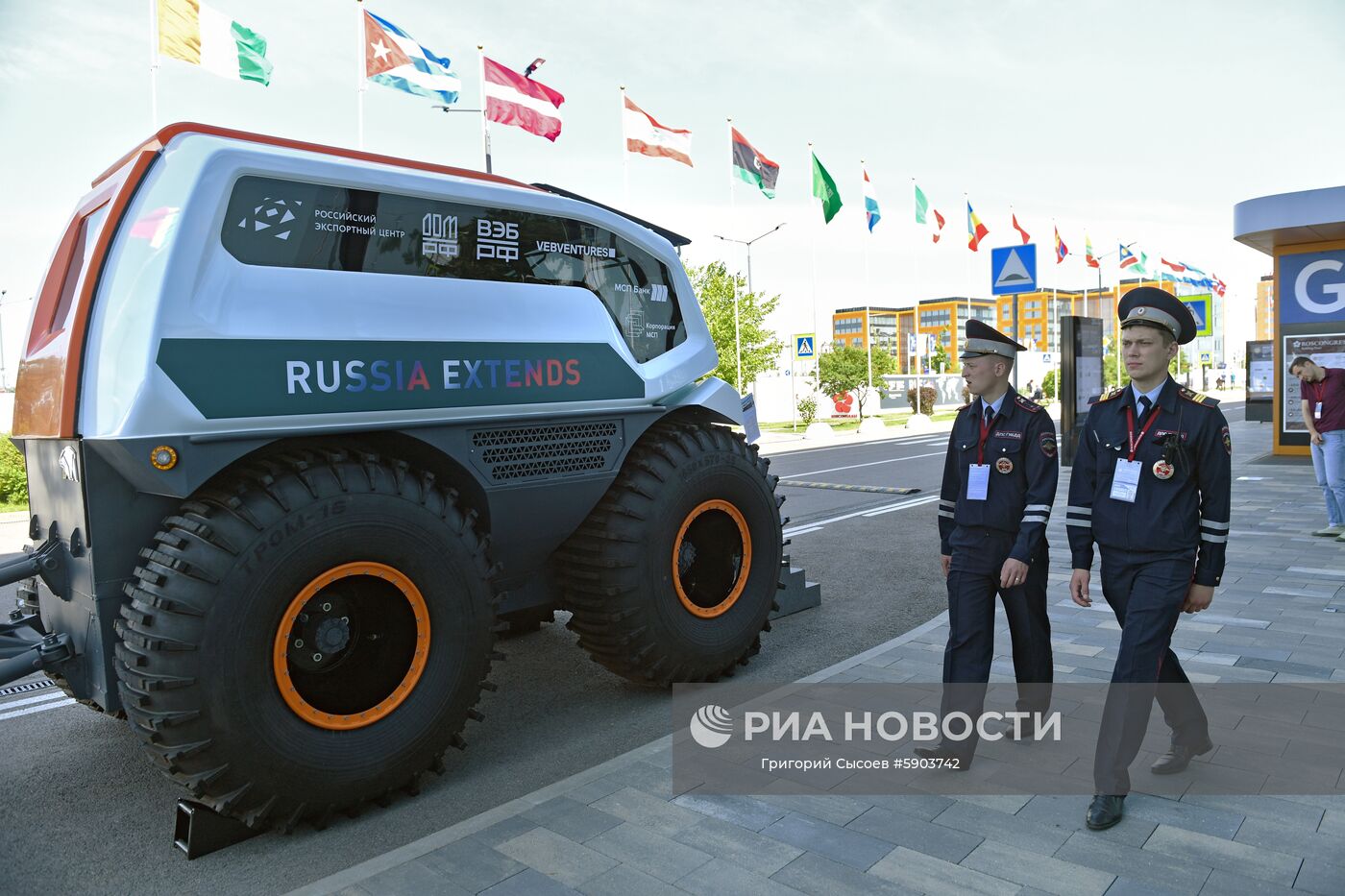 Снежный автобус Polarbuc производства ООО "За Гранью" из Владимирской области у конгрессно-выставочного центра "Экспофорум" накануне открытия Петербургского международного экономического форума 2019 (ПМЭФ-2019). Место: Россия, Санкт-Петербург. Автор: Григорий Сысоев. Подготовка к ПМЭФ-2019