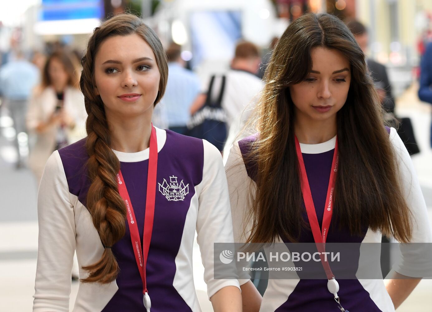 Участницы Петербургского международного экономического форума 2019 (ПМЭФ-2019) в конгрессно-выставочном центре "Экспофорум". Место: Россия, Санкт-Петербург. Автор: Евгений Биятов/РИА Новости. Подготовка к ПМЭФ-2019