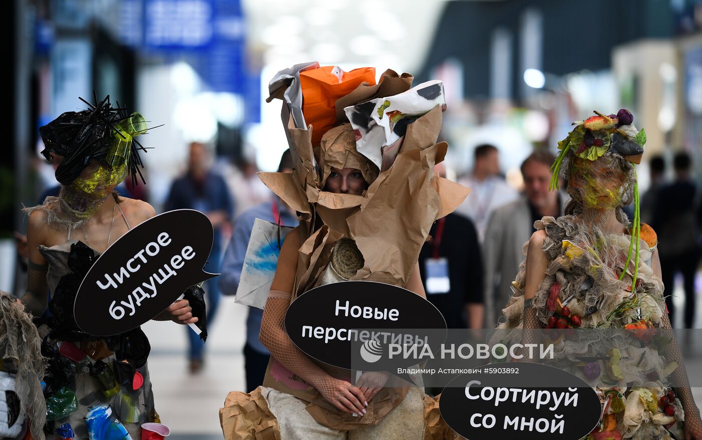 Участники костюмированного перформанса в конгрессно-выставочном центре "Экспофорум" накануне открытия Петербургского международного экономического форума 2019 (ПМЭФ-2019). Место: Россия, Санкт-Петербург. Автор: Владимир Астапкович/РИА Новости. Подготовка к ПМЭФ-2019