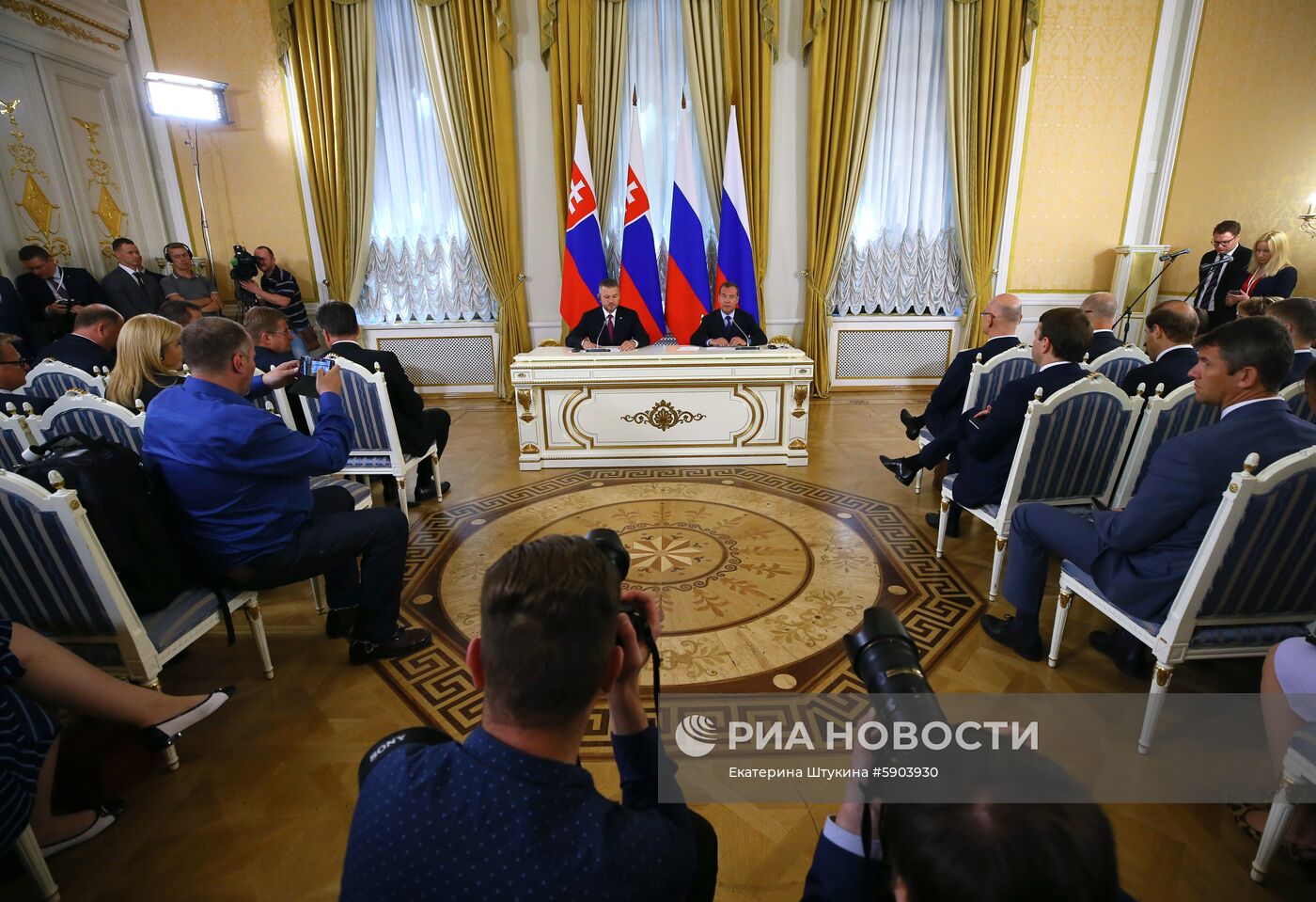 Премьер-министр РФ Д. Медведев провел переговоры с премьер-министром Словакии П. Пеллегрини 