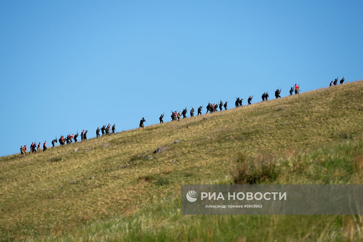Марш-бросок во время квалификационных испытаний на право ношения крапового берета среди военнослужащих и сотрудников подразделений специального назначения Сибирского округа Росгвардии на базе учебного центра "Горный" в Новосибирской области. Место: Россия, Новосибирская область. Автор: Александр Кряжев/РИА Новости. Испытания на право ношения крапового берета среди военнослужащих Росгвардии