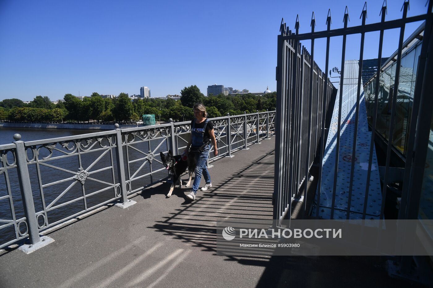 Пешеходный Пушкинский мост в Москве