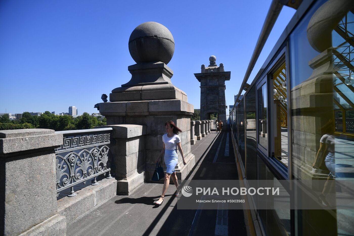 Пешеходный Пушкинский мост в Москве