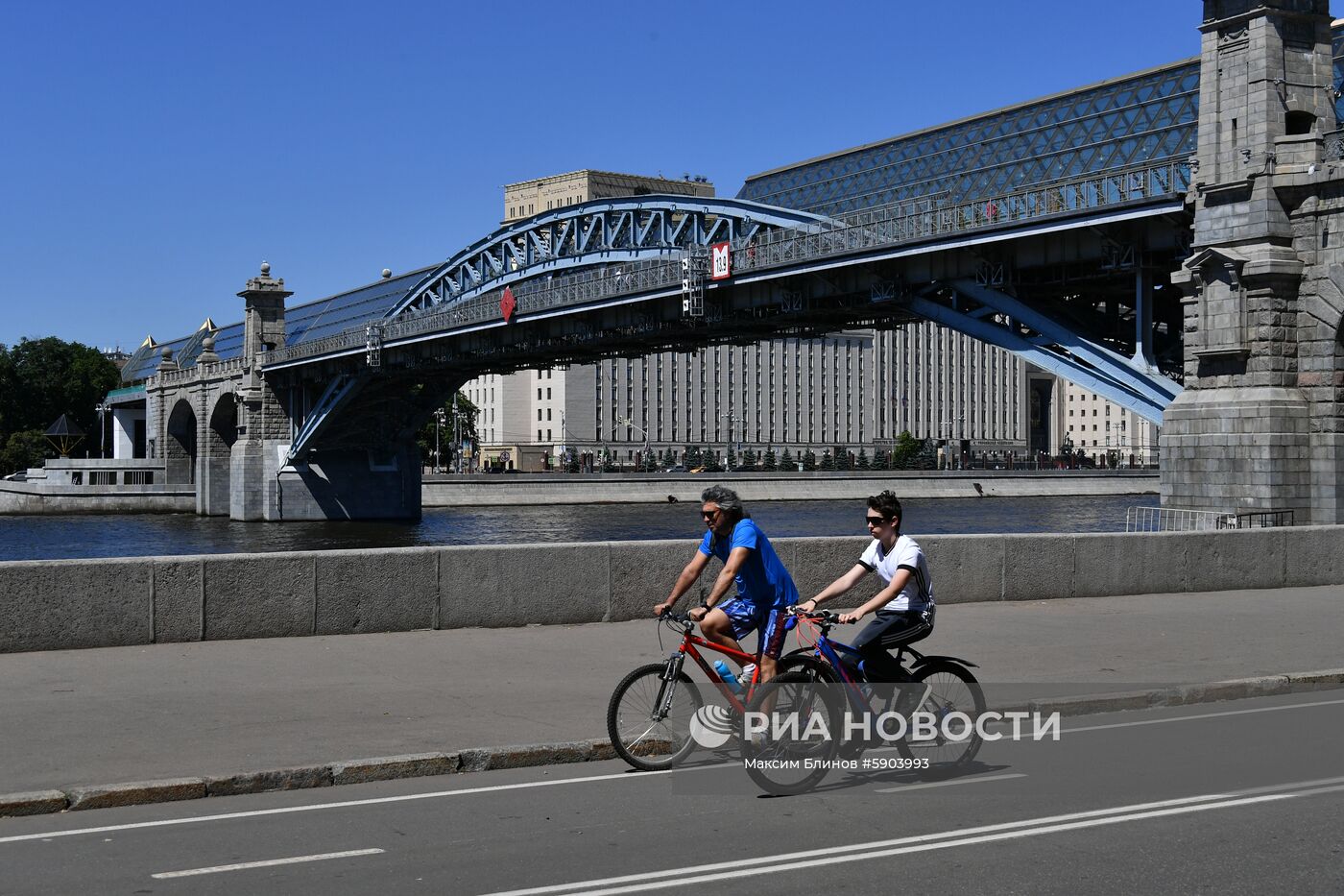 Пешеходный Пушкинский мост в Москве