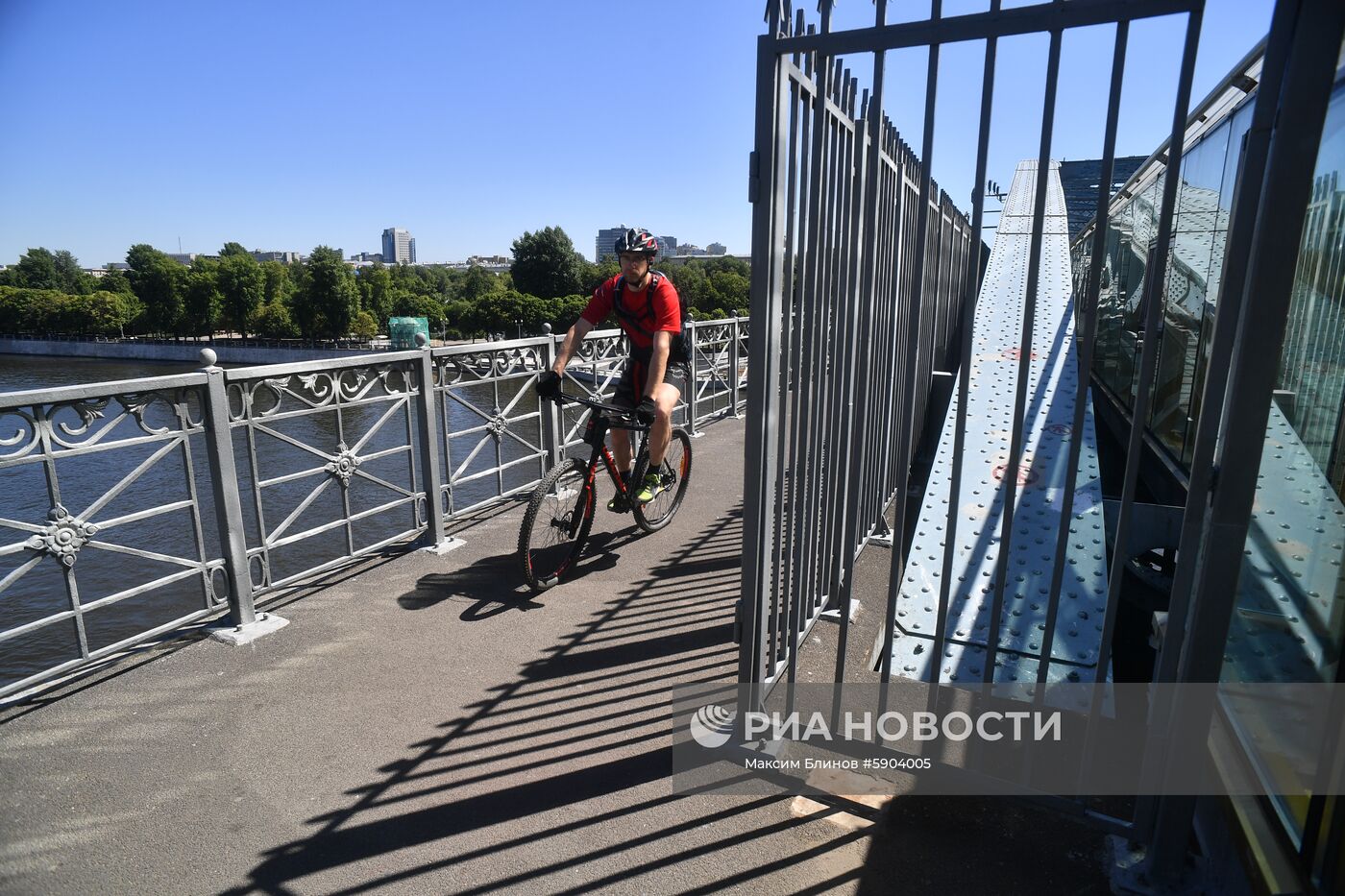 Пешеходный Пушкинский мост в Москве