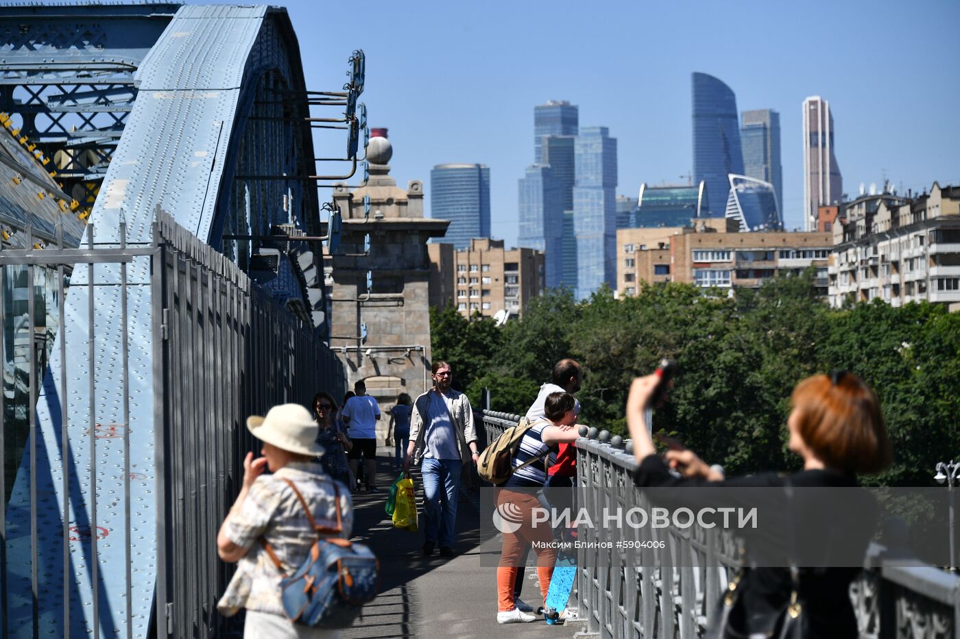 Пешеходный Пушкинский мост в Москве