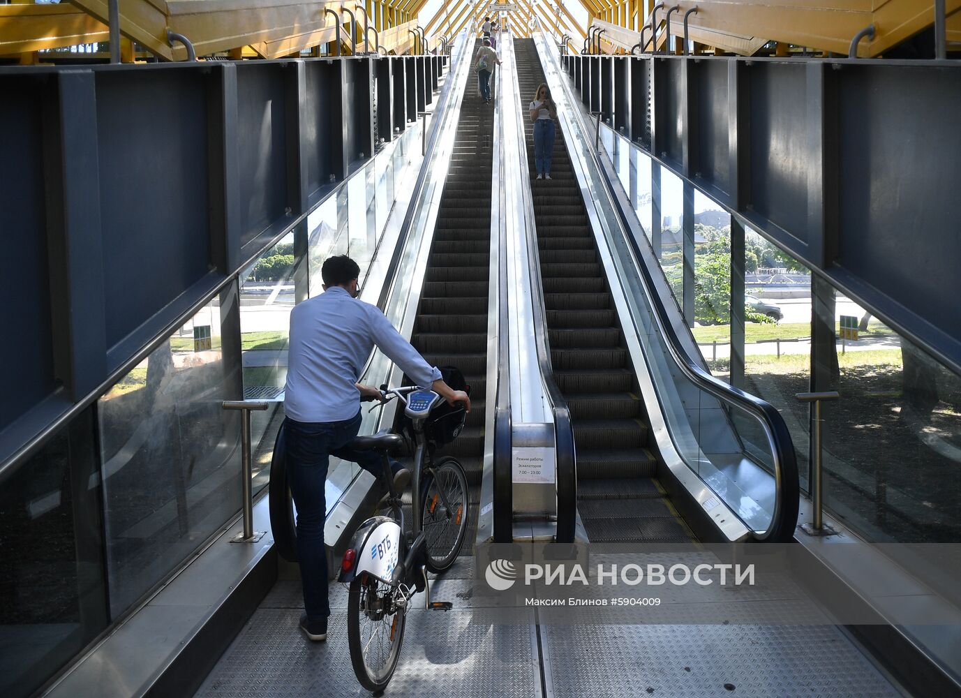 Пешеходный Пушкинский мост в Москве