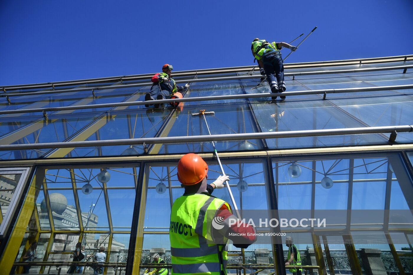 Пешеходный Пушкинский мост в Москве