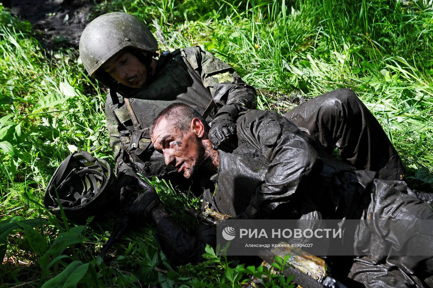 Марш-бросок во время квалификационных испытаний на право ношения крапового берета среди военнослужащих и сотрудников подразделений специального назначения Сибирского округа Росгвардии на базе учебного центра "Горный" в Новосибирской области. Место: Россия, Новосибирская область. Автор: Александр Кряжев/РИА Новости. Испытания на право ношения крапового берета среди военнослужащих Росгвардии