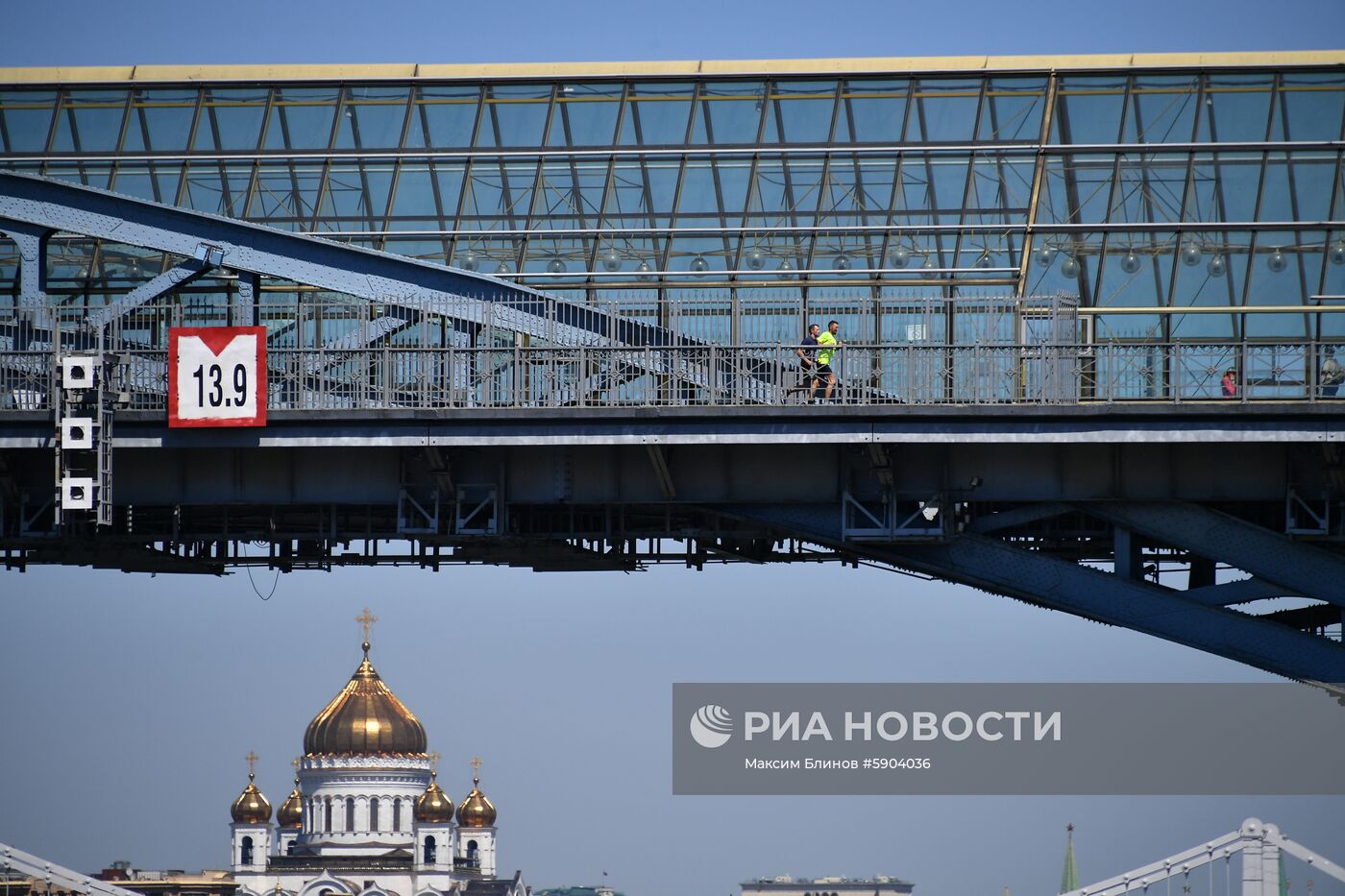 Пешеходный Пушкинский мост в Москве