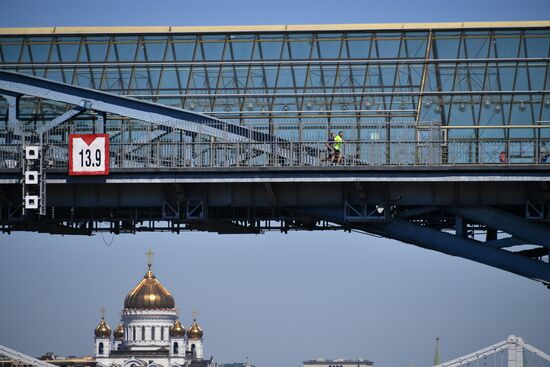 Пешеходный Пушкинский мост в Москве