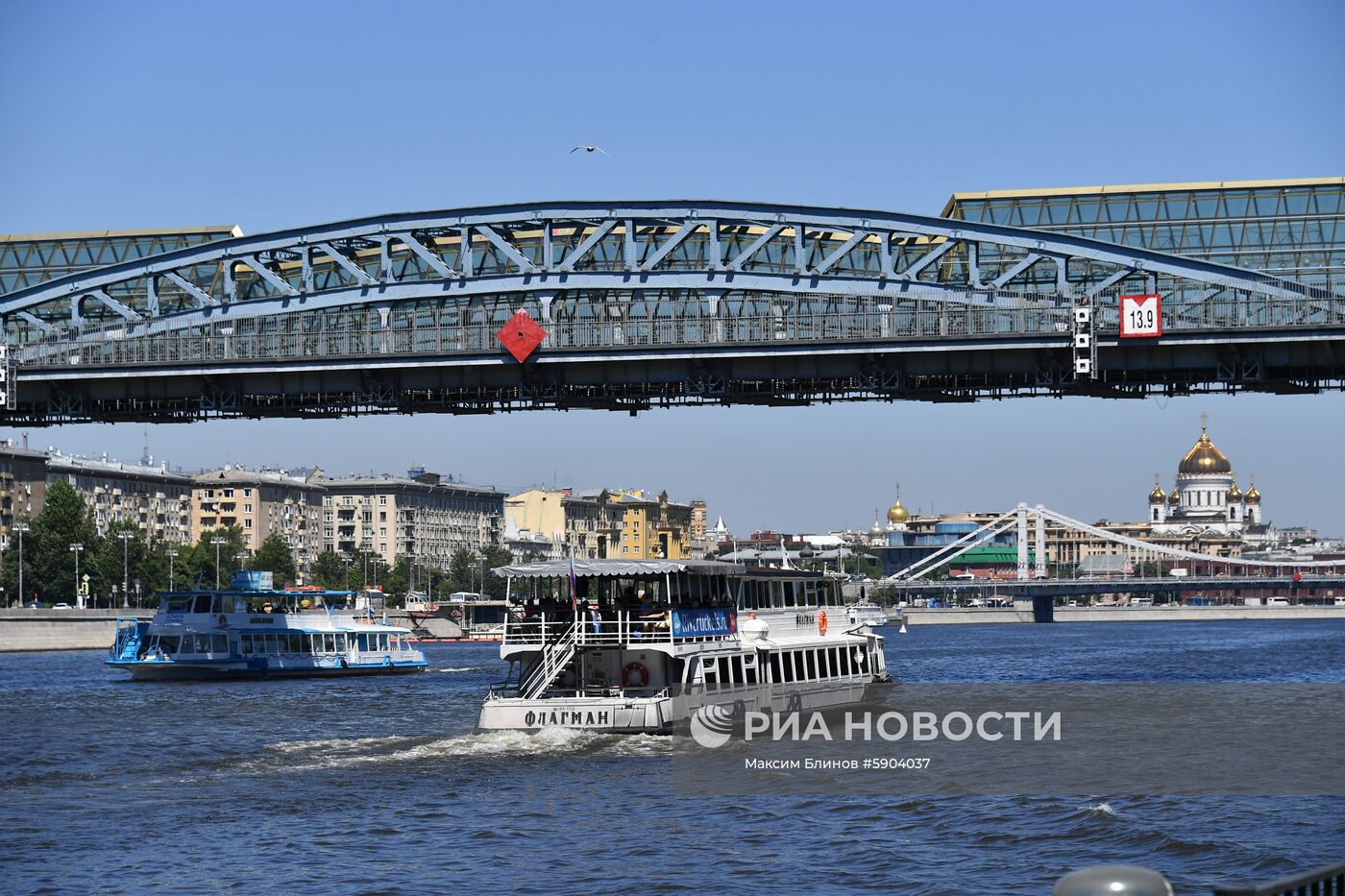 Пешеходный Пушкинский мост в Москве