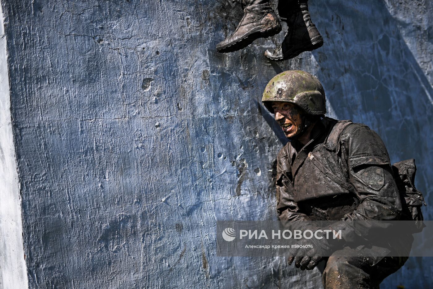 Огненно-штурмовая полоса во время квалификационных испытаний на право ношения крапового берета среди военнослужащих и сотрудников подразделений специального назначения Сибирского округа Росгвардии на базе учебного центра "Горный" в Новосибирской области. Место: Россия, Новосибирская область. Автор: Александр Кряжев/РИА Новости. Испытания на право ношения крапового берета среди военнослужащих Росгвардии