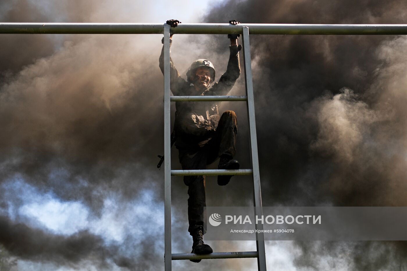 Огненно-штурмовая полоса во время квалификационных испытаний на право ношения крапового берета среди военнослужащих и сотрудников подразделений специального назначения Сибирского округа Росгвардии на базе учебного центра "Горный" в Новосибирской области. Место: Россия, Новосибирская область. Автор: Александр Кряжев/РИА Новости. Испытания на право ношения крапового берета среди военнослужащих Росгвардии