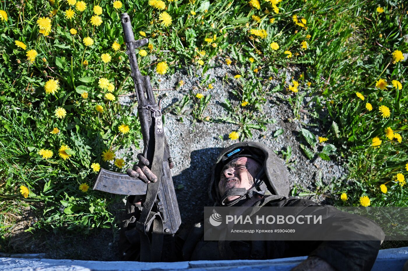 Огненно-штурмовая полоса во время квалификационных испытаний на право ношения крапового берета среди военнослужащих и сотрудников подразделений специального назначения Сибирского округа Росгвардии на базе учебного центра "Горный" в Новосибирской области. Место: Россия, Новосибирская область. Автор: Александр Кряжев/РИА Новости. Испытания на право ношения крапового берета среди военнослужащих Росгвардии