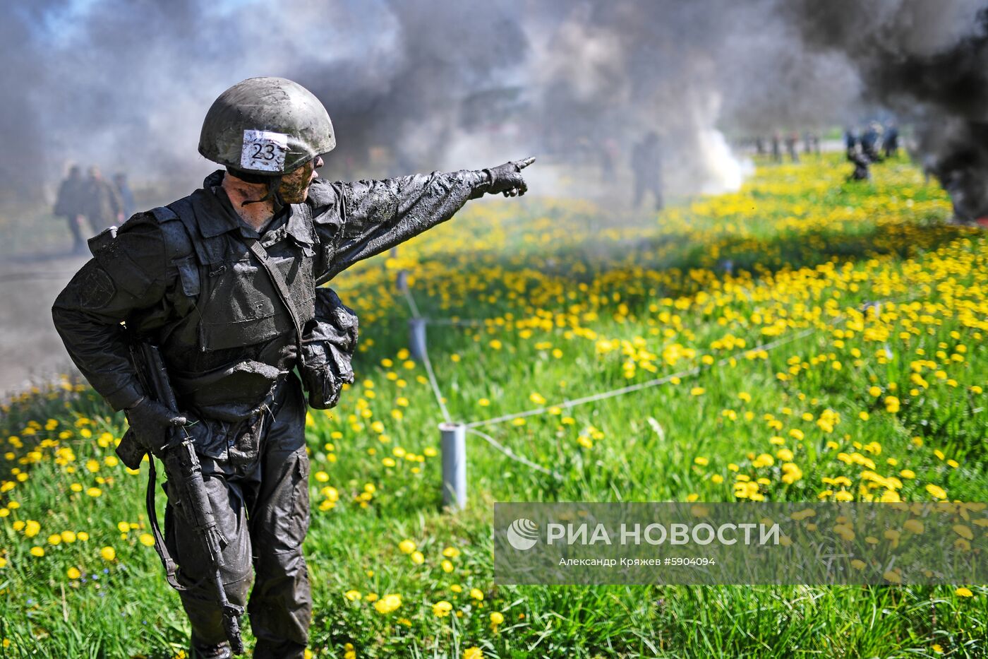 Огненно-штурмовая полоса во время квалификационных испытаний на право ношения крапового берета среди военнослужащих и сотрудников подразделений специального назначения Сибирского округа Росгвардии на базе учебного центра "Горный" в Новосибирской области. Место: Россия, Новосибирская область. Автор: Александр Кряжев/РИА Новости. Испытания на право ношения крапового берета среди военнослужащих Росгвардии