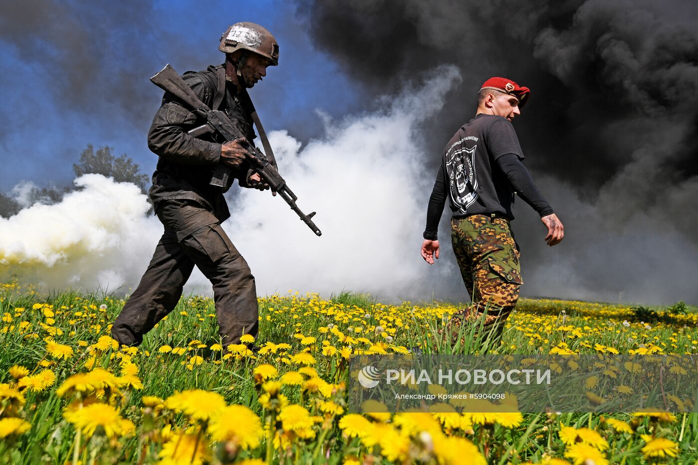 Огненно-штурмовая полоса во время квалификационных испытаний на право ношения крапового берета среди военнослужащих и сотрудников подразделений специального назначения Сибирского округа Росгвардии на базе учебного центра "Горный" в Новосибирской области. Место: Россия, Новосибирская область. Автор: Александр Кряжев/РИА Новости. Испытания на право ношения крапового берета среди военнослужащих Росгвардии