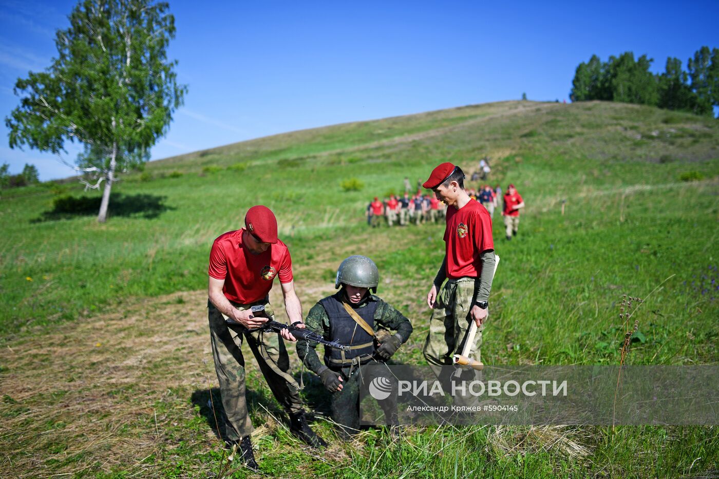 Военнослужащий, сошедший с дистанции на марш-броске во время квалификационных испытаний на право ношения крапового берета среди военнослужащих и сотрудников подразделений специального назначения Сибирского округа Росгвардии на базе учебного центра "Горный" в Новосибирской области. Место: Россия, Новосибирская область. Автор: Александр Кряжев/РИА Новости. Испытания на право ношения крапового берета среди военнослужащих Росгвардии